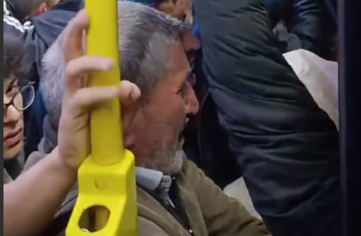 569 nömrəli avtobus qapısı açıq hərəkət edir: Sərnişinlər risk altındadır &ndash; VİDEO