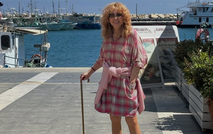 77 yaşlı Puqaçova əlində əsa ilə - Foto