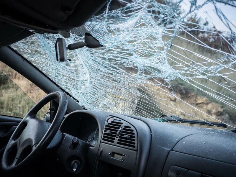 Şəkidə avtomobil ağaca çırpıldı: Ölən və xəsarət alan var