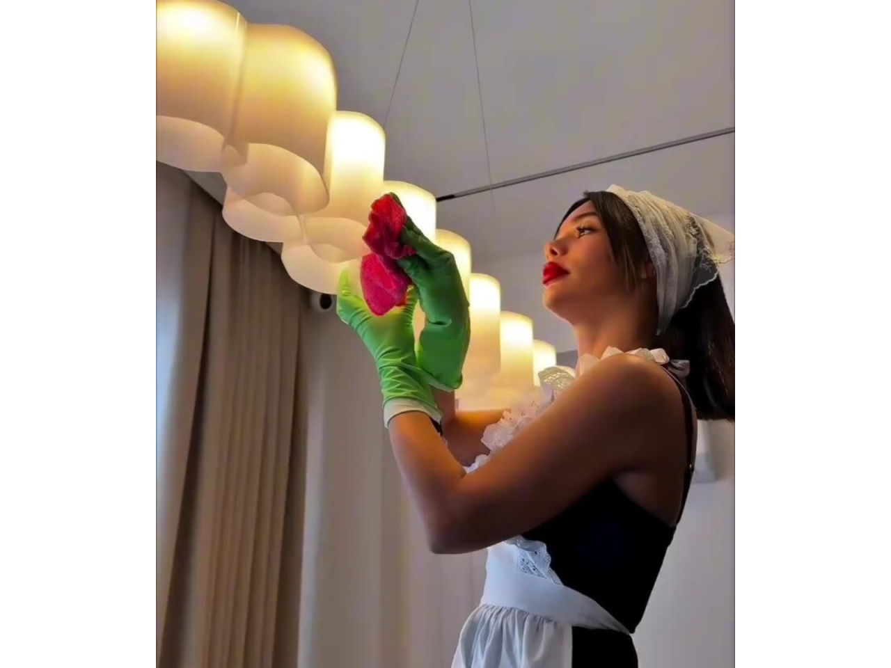 Azərbaycanlı müğənni yeni evində işgüzarlığını NÜMAYİŞ ETDİRDİ - VİDEO