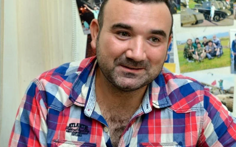 Azərbaycanlı aktyor yıxılıb ayağını sındırdı - VİDEO