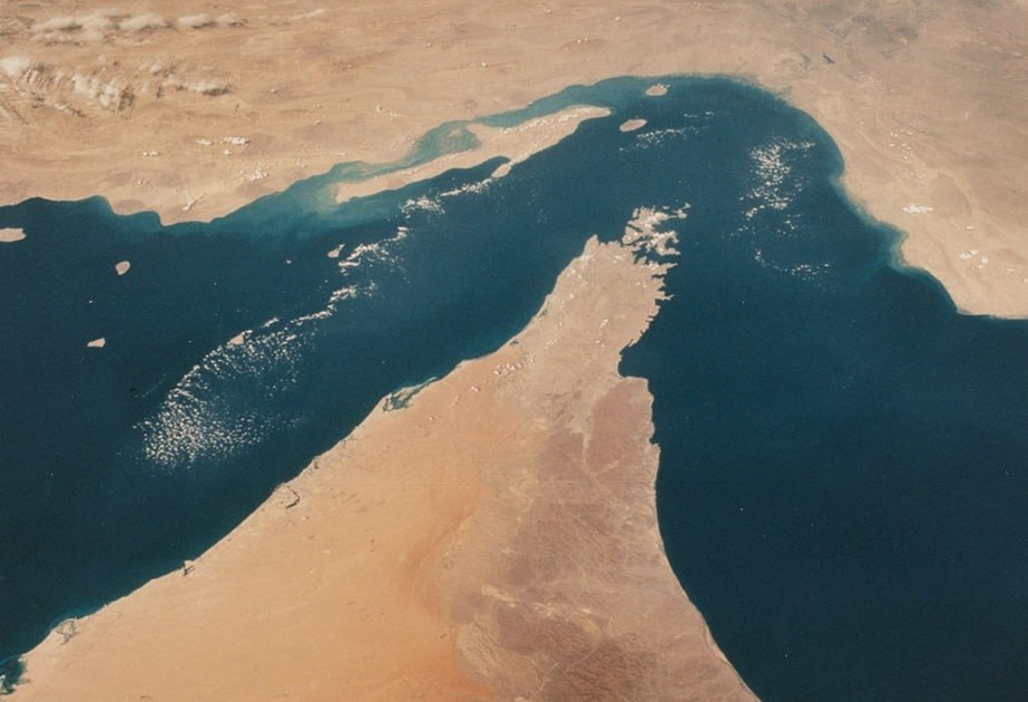 Hörmüz boğazında 600-dən çox gəmi qalıb