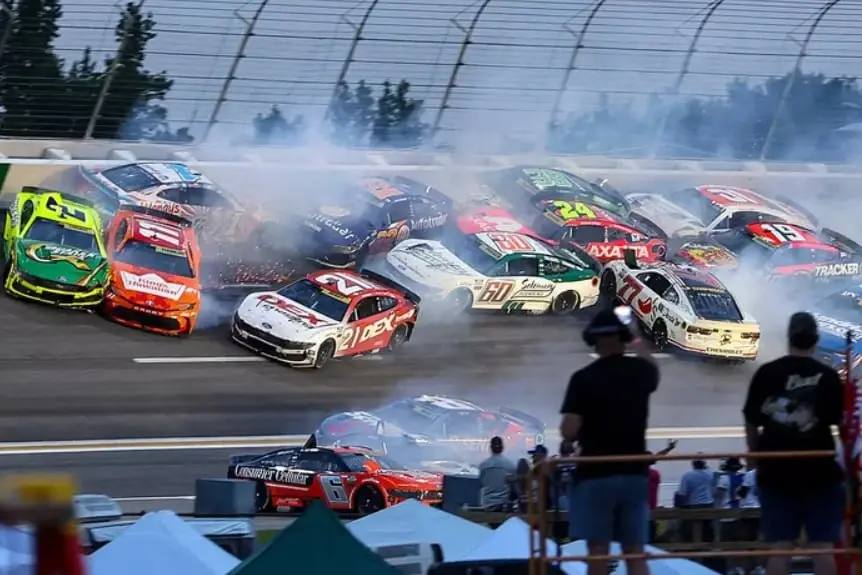 Yarışda 27 avtomobil bir-biri ilə TOQQUŞDU - VİDEO