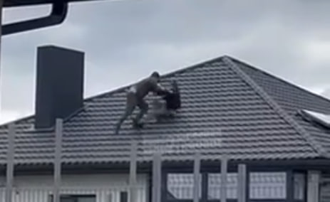 Ukraynada səfərbərlikdən yayınan kişi binanın damına çıxdı, tutularkən yıxıldı &ndash; ANBAAN VİDEO
