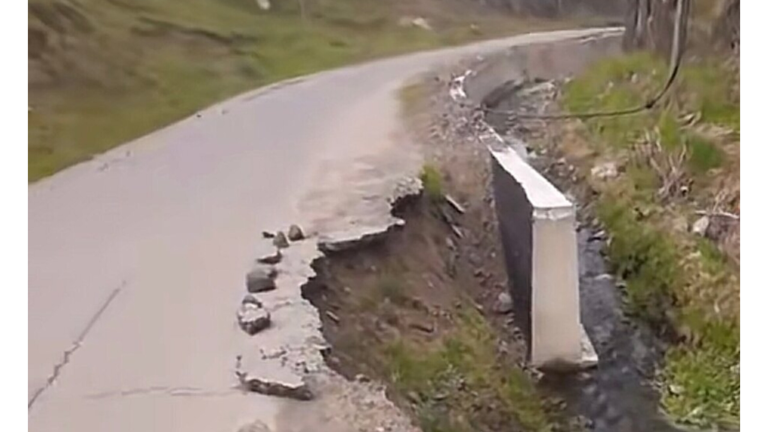 Bu yolda təhlükəli vəziyyət: hər an çökə bilər - FOTO