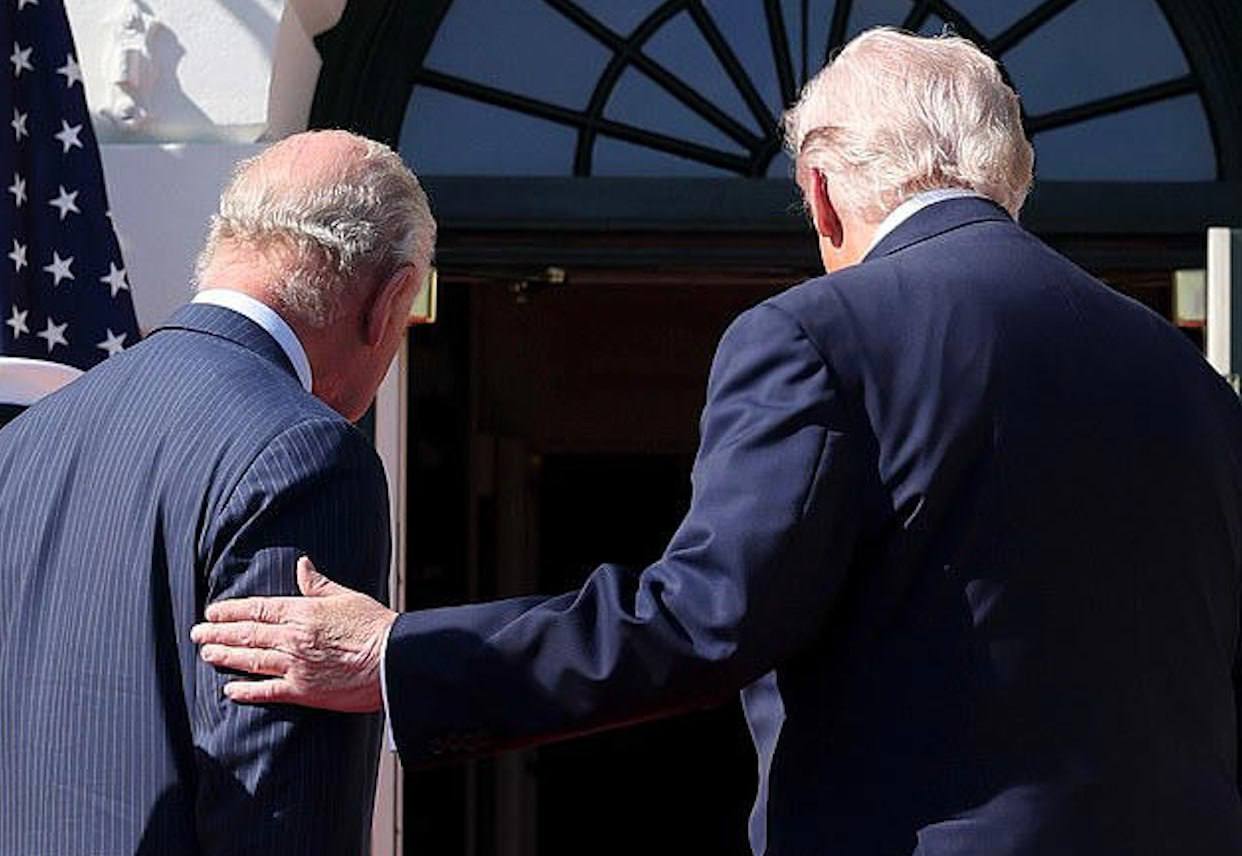 Tramp III Çarlzla görüşdə kral protokolunu pozdu - VİDEO