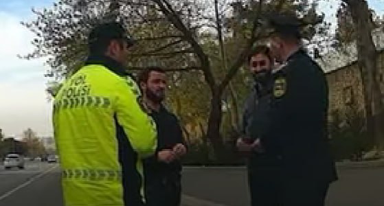 Həm özlərinin, həm də sürücülərin həyatını riskə atdılar &ndash; ANBAAN VİDEO