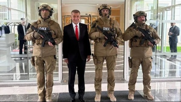 Andrey Babiş Azərbaycanda onu qoruyanlarla xatirə şəkli çəkdirdi