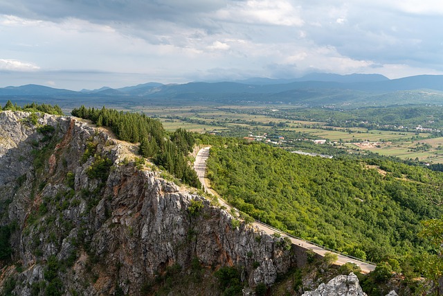 Qadın 60 metrlik yüksəklikdən yıxıldı &ndash; SAĞ QALDI