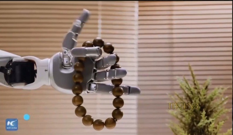Çinlilərin yeni robot əli &ndash; VİDEO