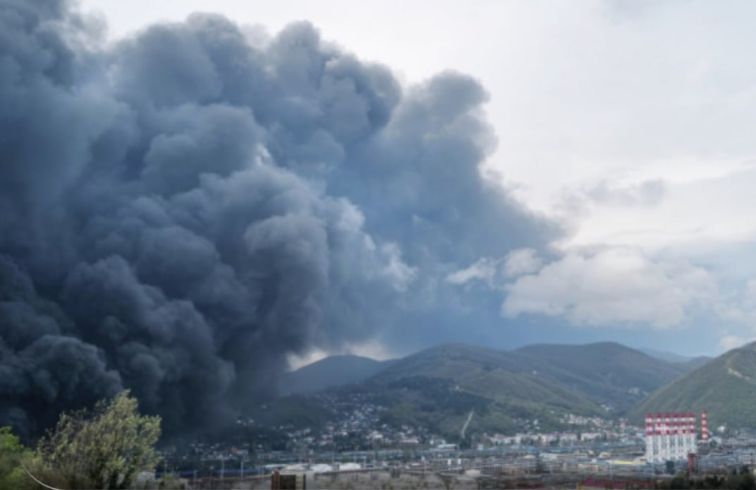 Putin FHN rəhbərini Tuapseyə göndərdi - Neft anbarları yanır - VİDEO