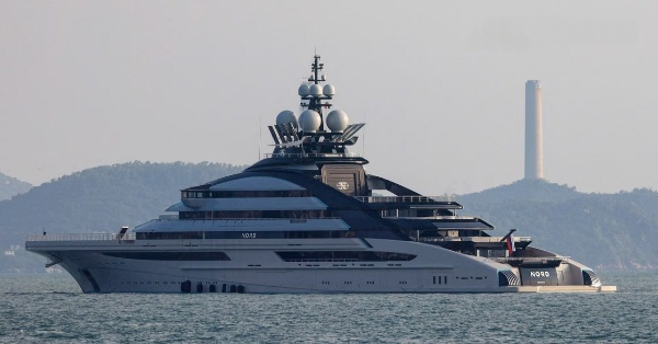 Rusiyalı milyarderin 500 milyon dollarlıq yaxtası Hörmüz boğazından keçdi