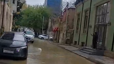 Bakıda boru partladı, bu küçə keçilməz oldu - VİDEO
