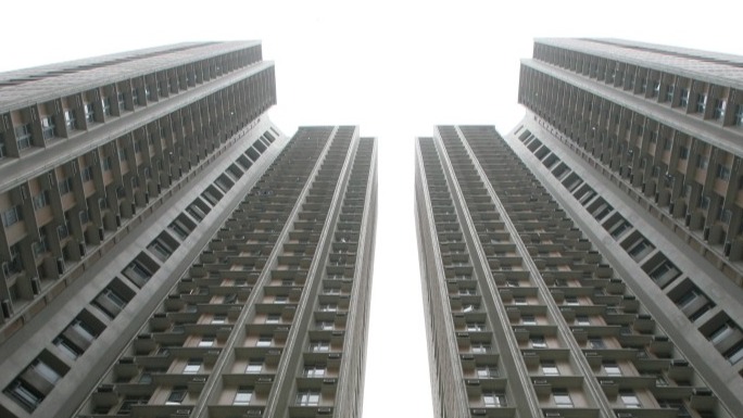 9-cu mərtəbədən yıxılan kişi öldü