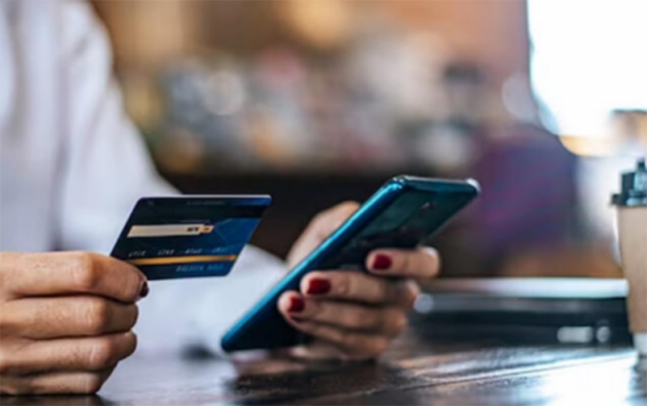 Bank borcu olan müştərinin qohumuna zəng etdi - Cərimələndi