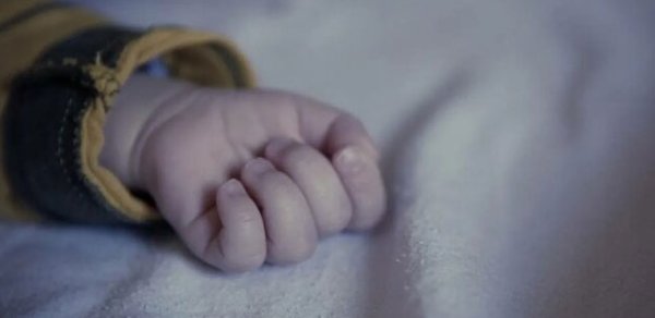 Boğazında yemək qalan 1 yaşlı körpə öldü