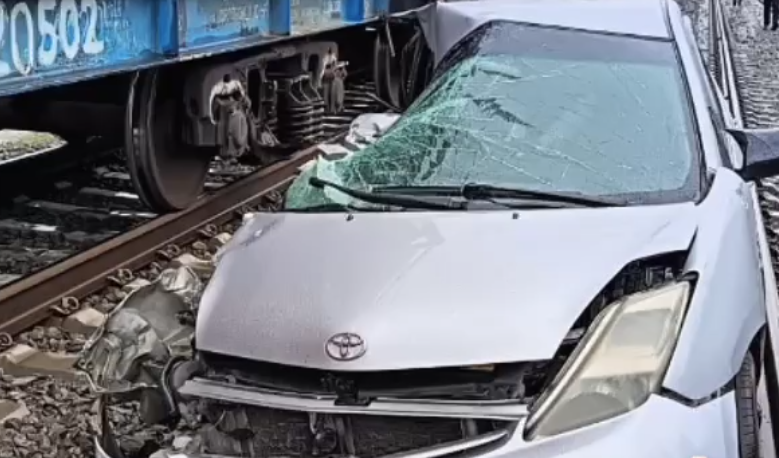 Bir gündə eyni dəmir yolu keçidində iki &ldquo;Prius&rdquo; qatarla toqquşdu &ndash; VİDEO