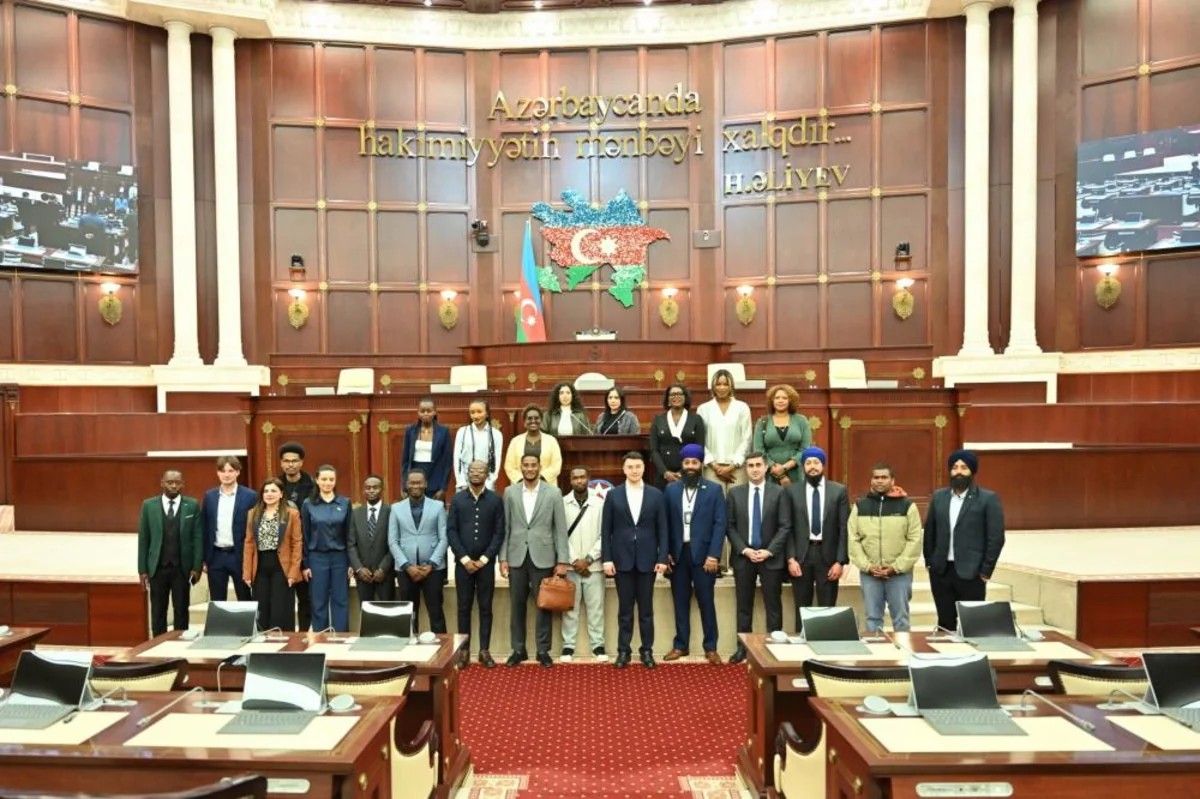 Beynəlxalq gənclər forumunun bir qrup iştirakçısı Milli Məclisdə - FOTO