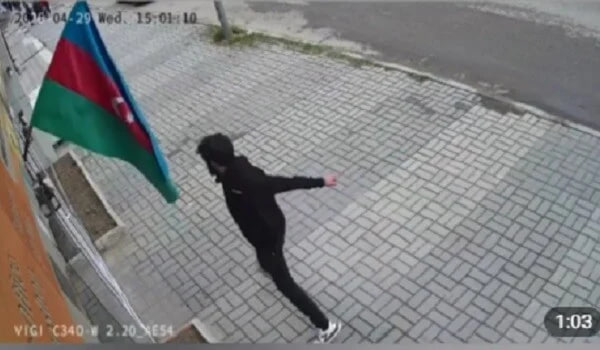 Bayrağa hörmətsizlik etdi, cavabı ağır oldu - ANBAAN VİDEO