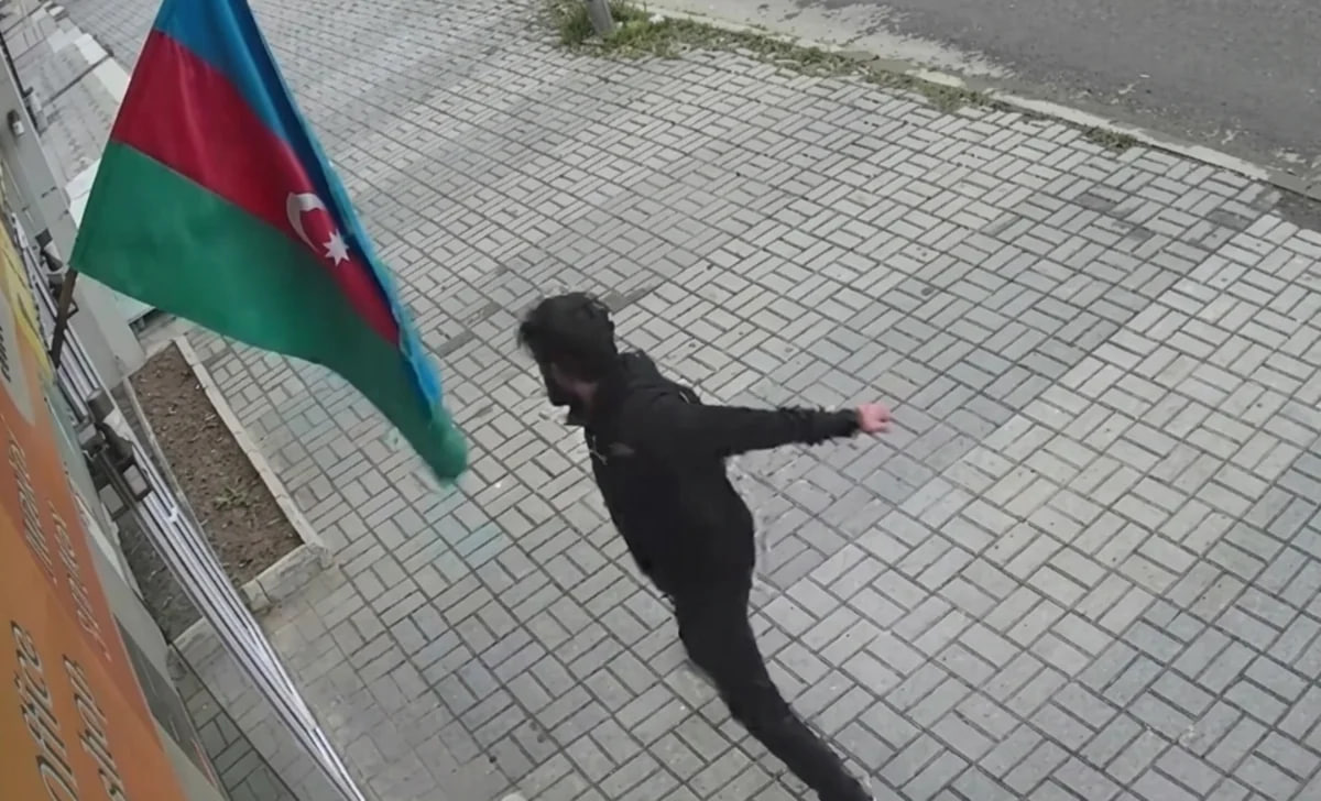 Bayrağa hörmətsizlik edən şəxs barəsində tədbir görüləcək &ndash; VİDEO