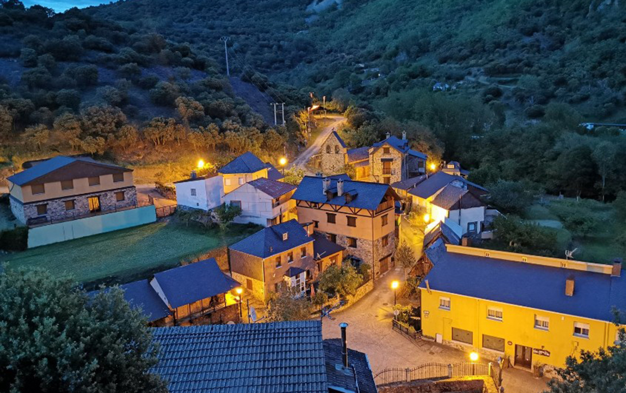 Bu kəndin 16 sakini var, amma 25 min turist gəlir - Fotolar