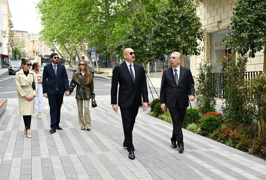 Prezident və ailəsi İslam Səfərli küçəsinin yenidənqurmadan sonra açılışında &ndash; FOTO