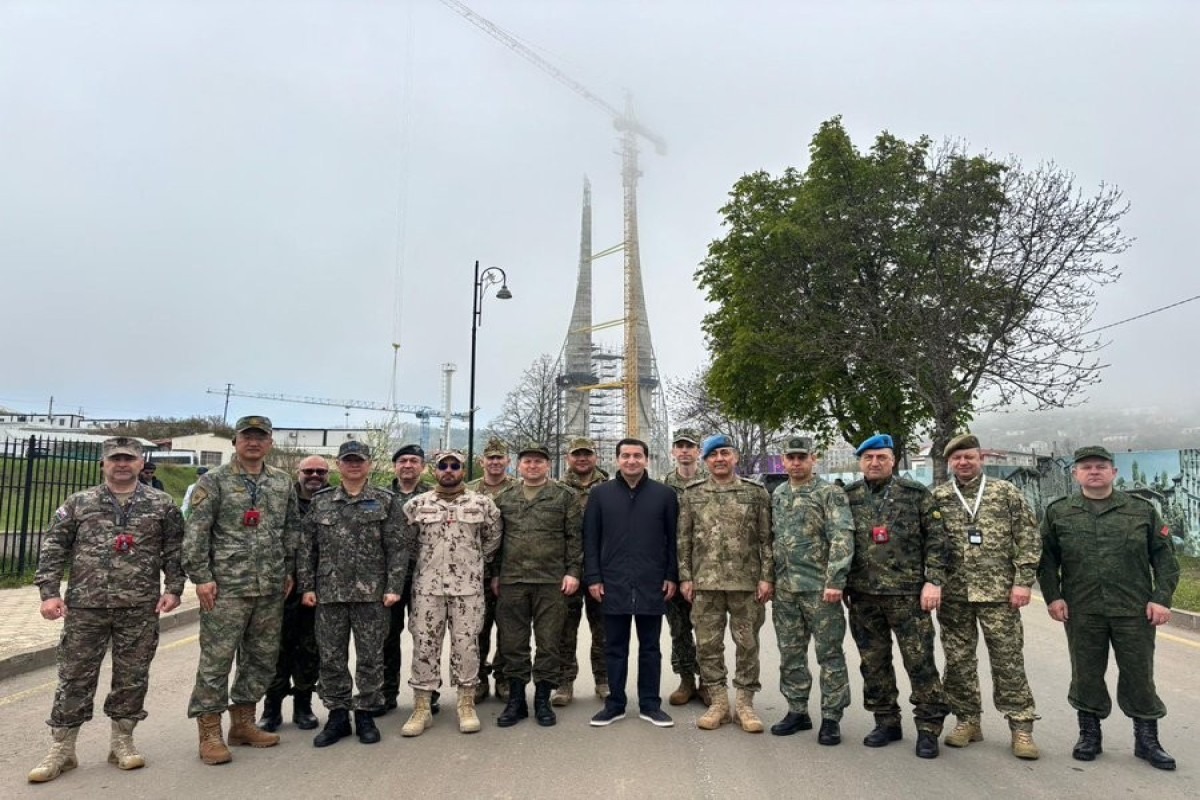 Hikmət Hacıyev Azərbaycanda akkreditə olunmuş hərbi attaşelərlə Şuşadan foto paylaşıb