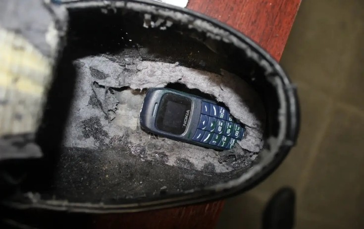 İmtahana ayaqqabısının altında telefon keçirtmək istədi