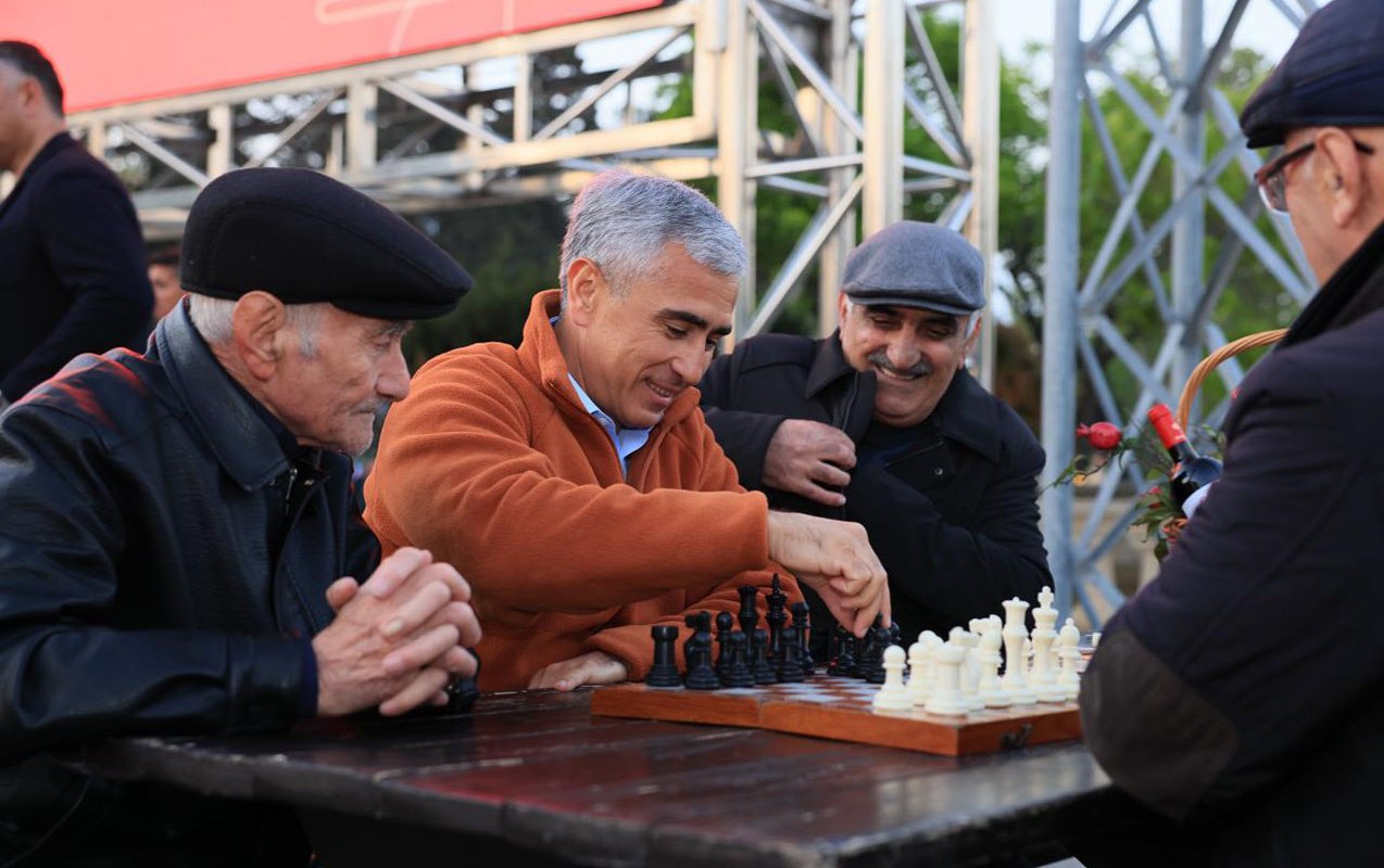 Anar Ələkbərov bulvarda təqaüdçülərlə şahmat oynadı - FOTO