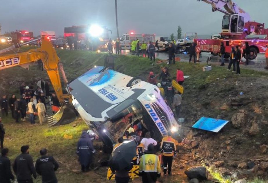 Malatyada sərnişin avtobusu dərəyə aşdı - 4 ölü, 15 yaralı var - VİDEO