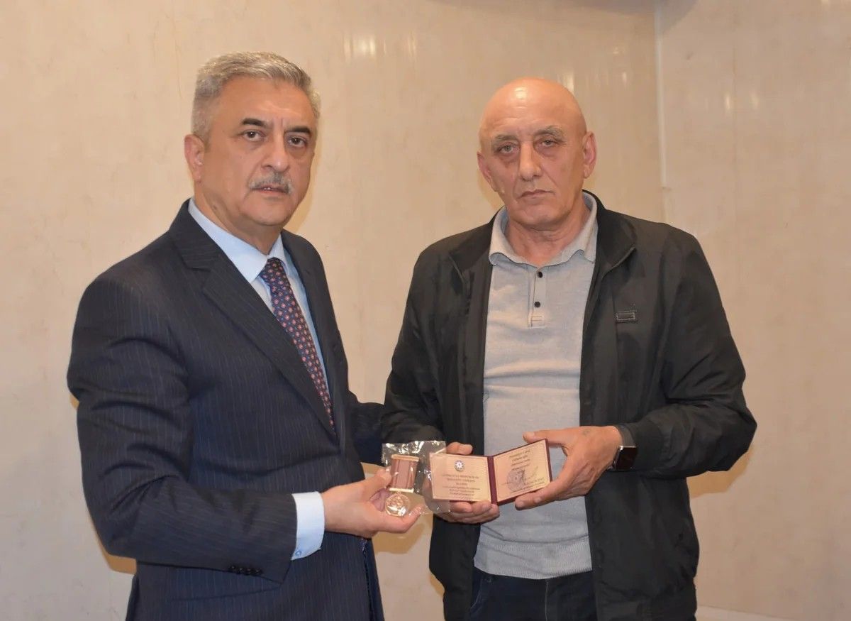 Aprel şəhidinin medalı ailəsinə təqdim edildi - FOTO
