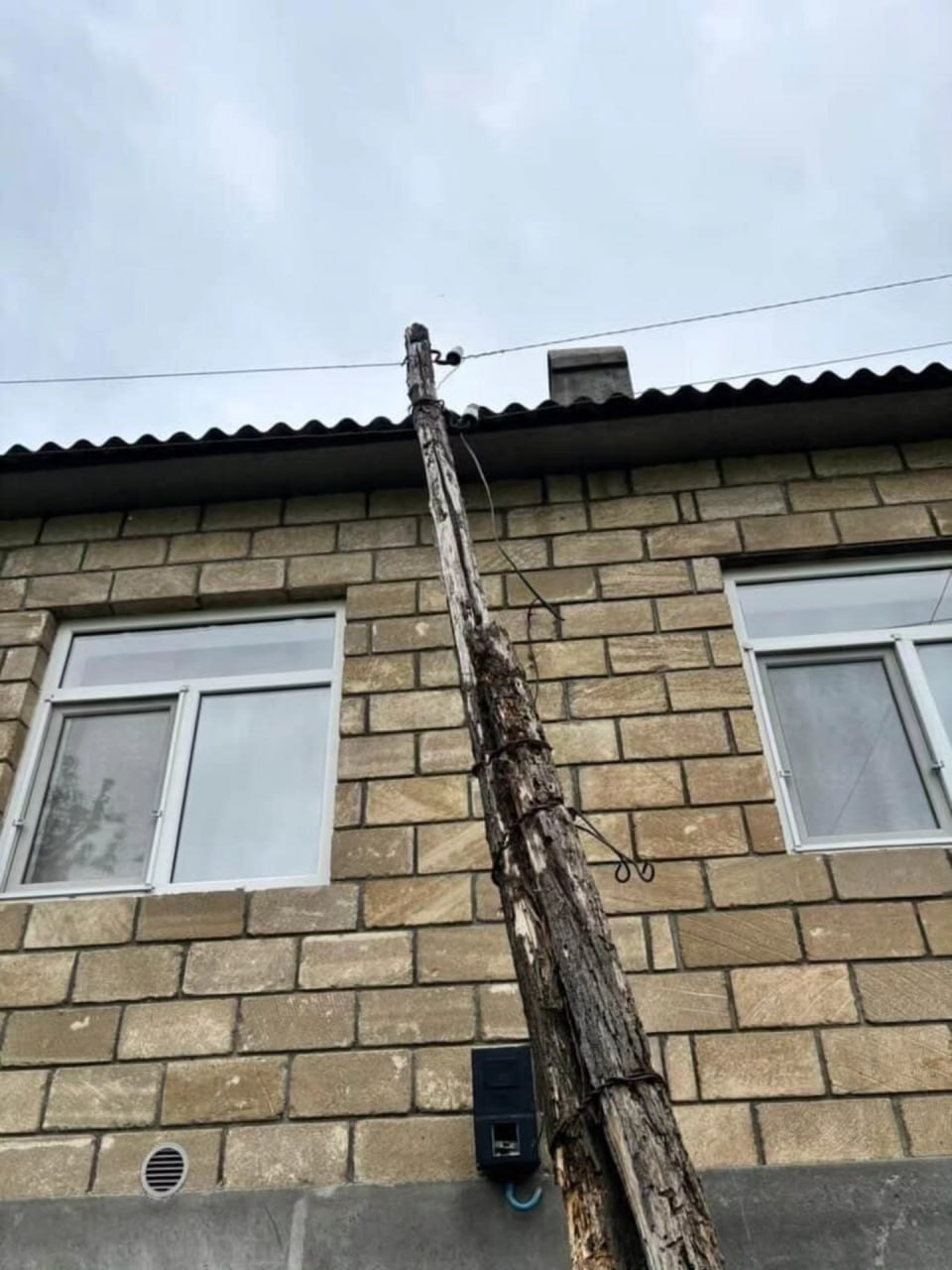 Zaqatalada elektrik dirəyi evin damına əyilib: Sakinlər təhlükə ilə ÜZ-ÜZƏ