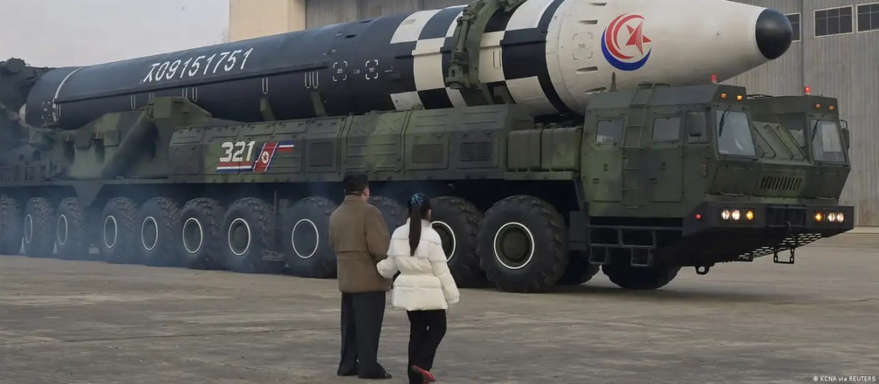 Şimali Koreyada yeni konstitusiya: Kim Çen İnə nüvə silahından istifadə hüququ verilir