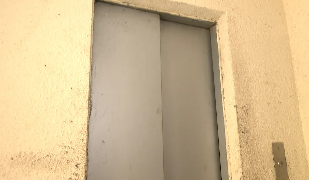 Bakıda binanın liftlərinin detalları oğurlandı: Həmin hissələrin satışı ölkədə yoxdur - VİDEO