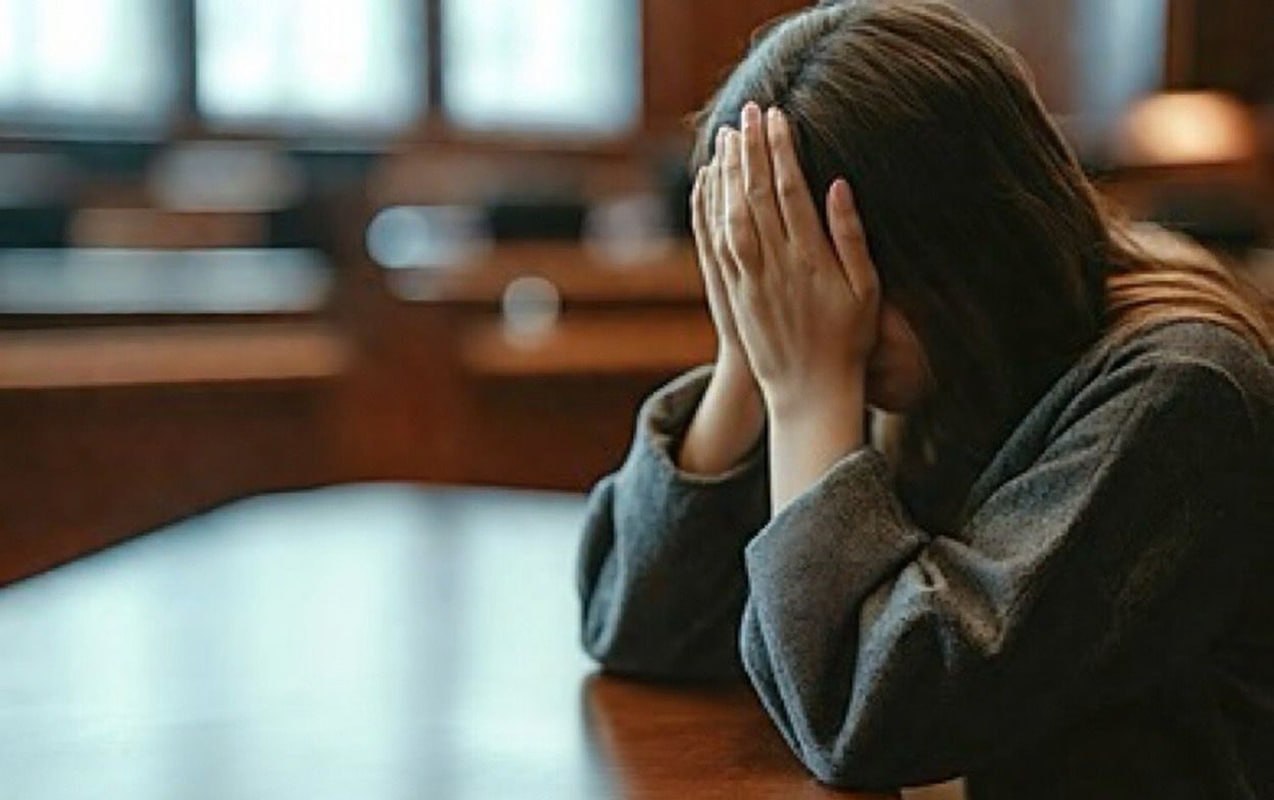 &ldquo;Məni narkomanlarla evdə tək qoyurdular&rdquo; - Bıçaqlanan ana oğlunu bağışlamadı...