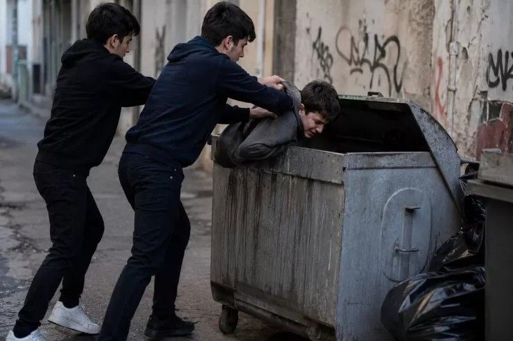 Naftalanda yeniyetməni parkda zibil qabına atıb, videosunu tiktok-da yaydılar