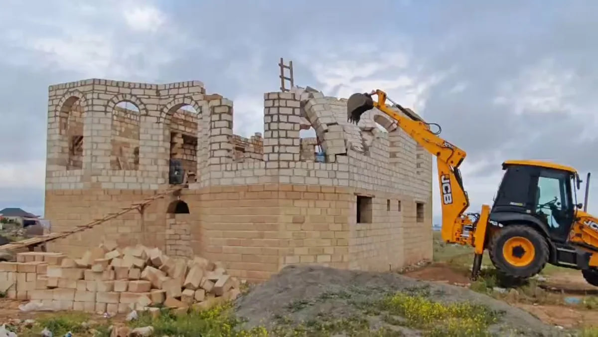 Gəncədə qanunsuz inşa olunan tikililər söküldü &ndash; FOTO/VİDEO