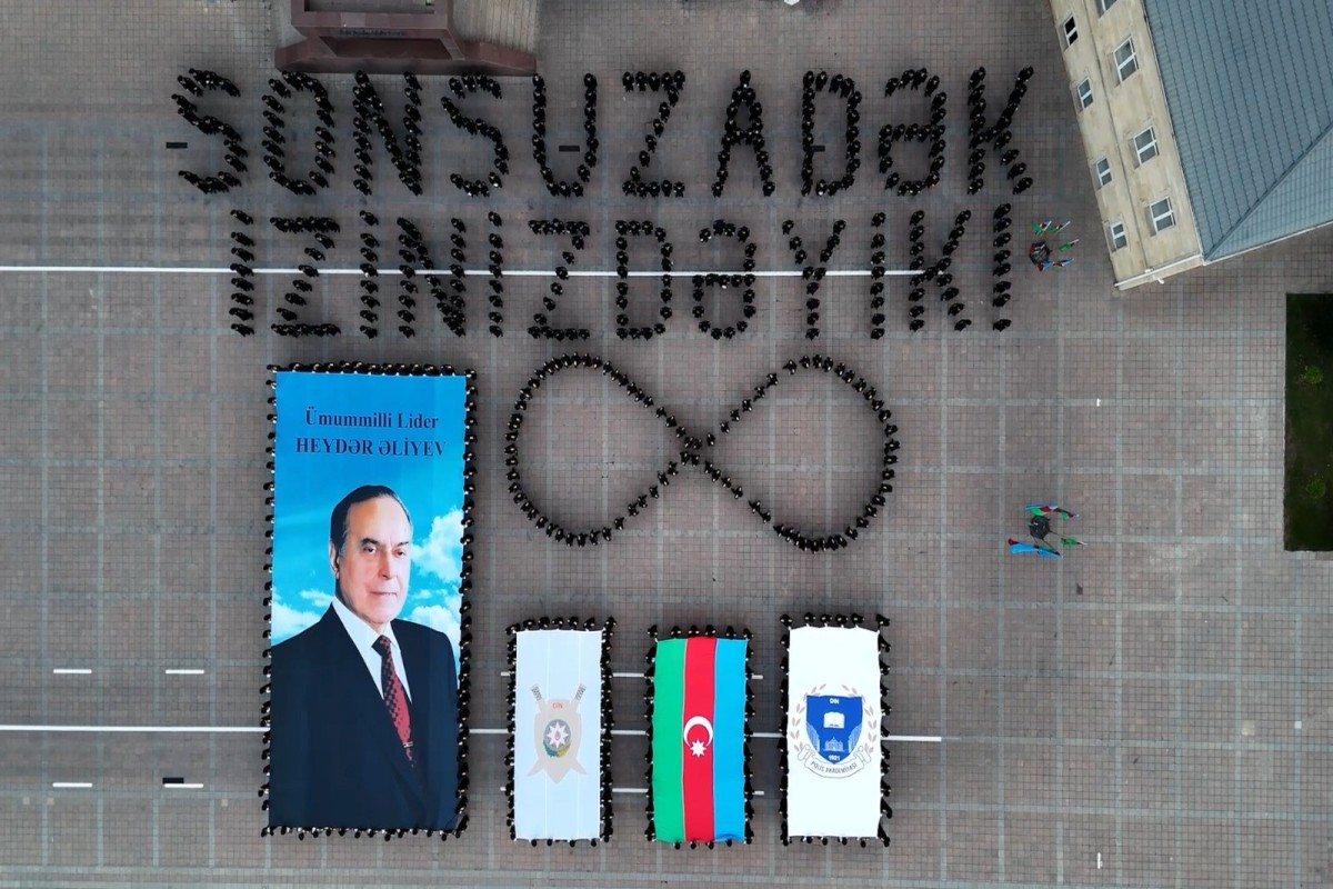 Polis kursantlarından Heydər Əliyevin 103 illiyinə həsr olunmuş fləşmob - FOTO/VİDEO