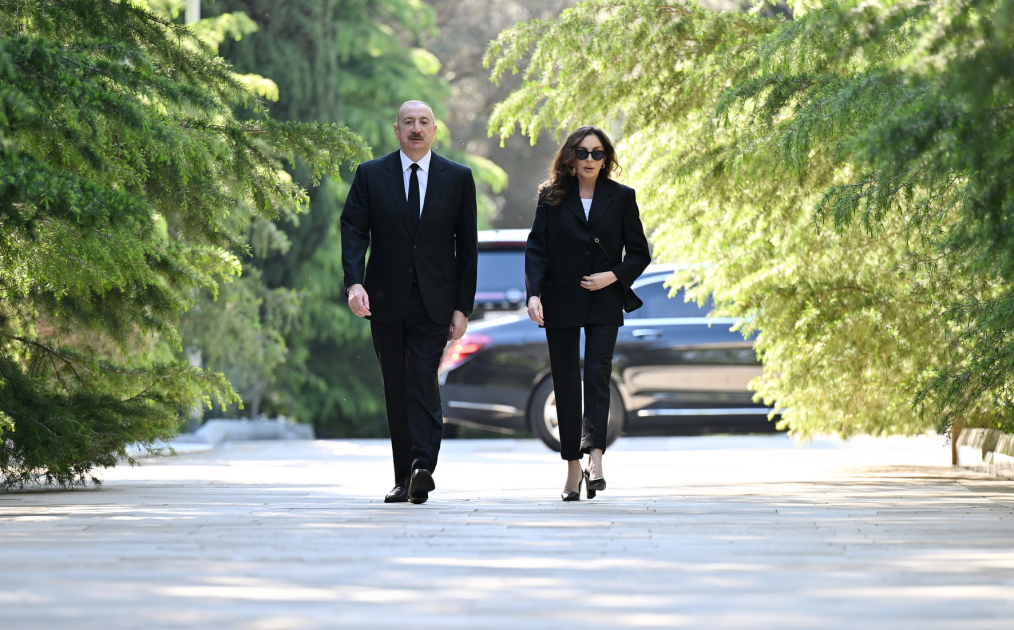 İlham Əliyev və Mehriban Əliyeva Fəxri xiyabanda &ndash; FOTO/VİDEO
