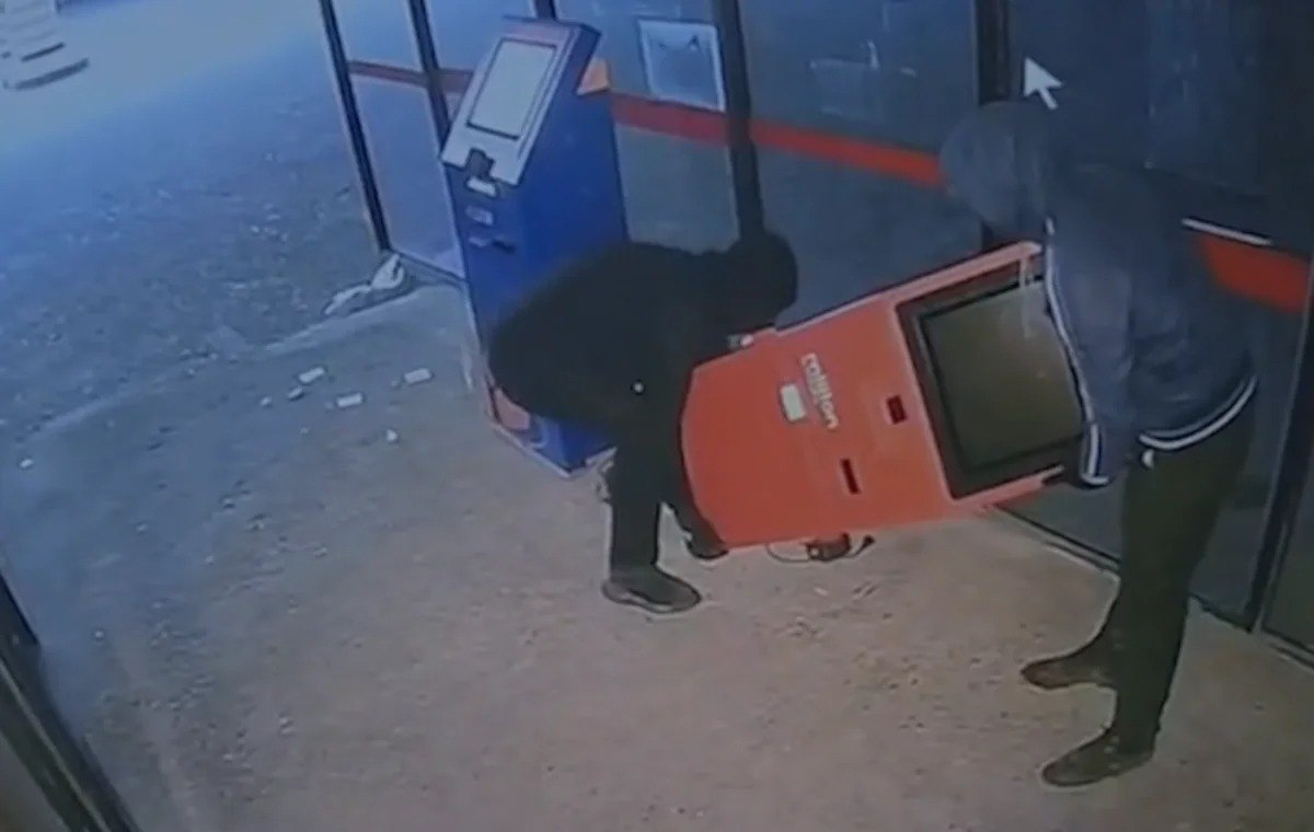 İçi pulla dolu ödəmə terminalları oğurlandı - VİDEO