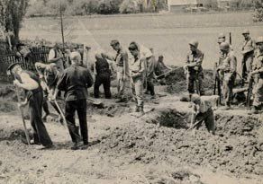 Nasistlər Krivoy Roqda insanları öz məzarlarını qazmağa məcbur edirmiş - ARXİV - FOTO