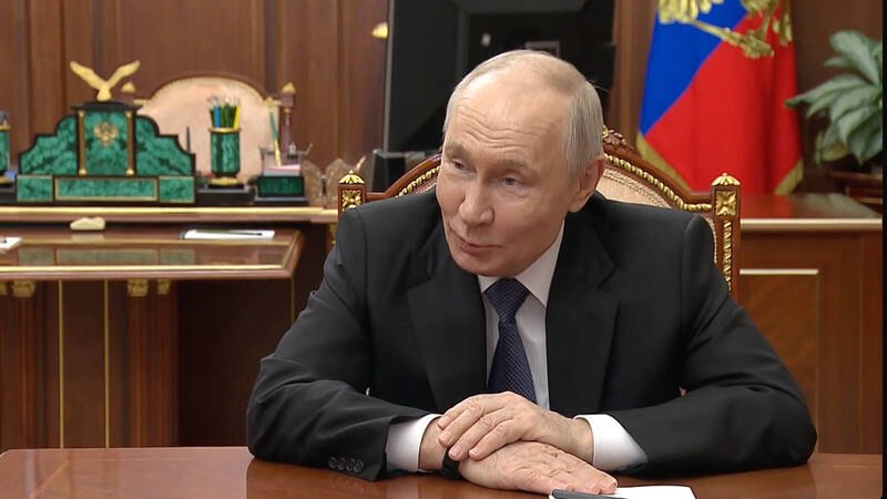 Putinlə görüşə gedən rəsmilər saatlarını təhvil verir &ndash; FOTO