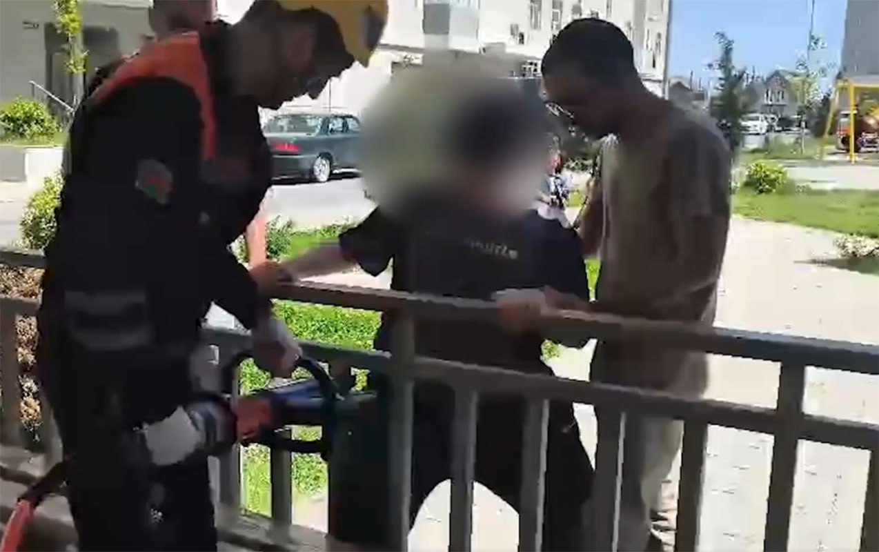 Ayağı dəmir barmaqlıqların arasında qaldı - VİDEO