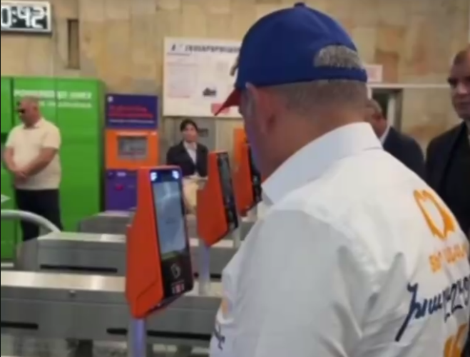 Paşinyan metroda pis vəziyyətə düşdü - VİDEO