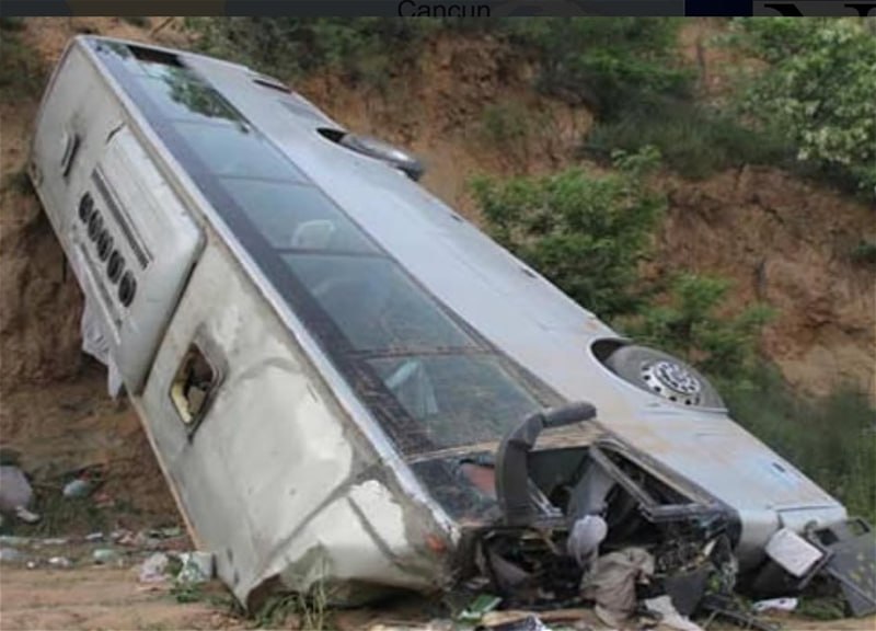 Pakistanda avtobus uçuruma aşdı: 11 ölü var
