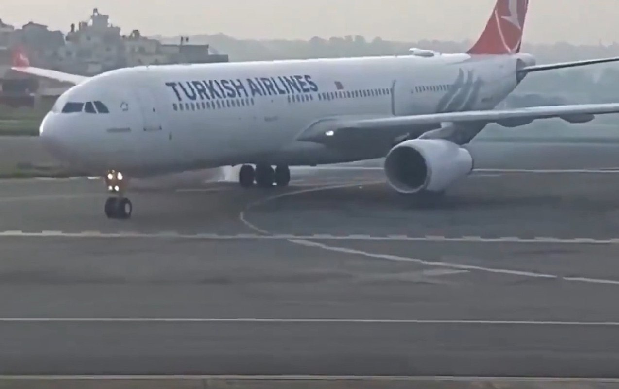 İstanbul-Katmandu reysində İNSİDENT: Təyyarənin şassisində alov yarandı - VİDEO