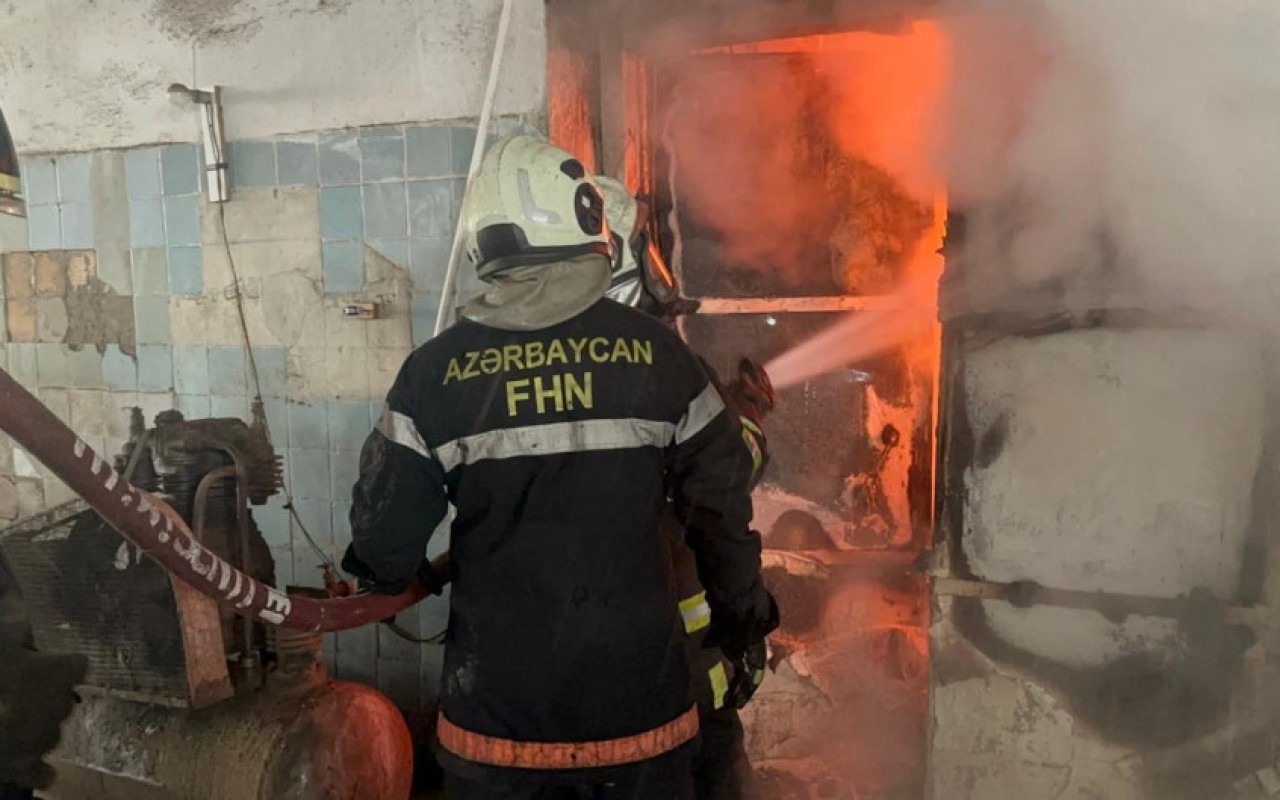 Bakıda anbarda baş verən yanğın söndürüldü