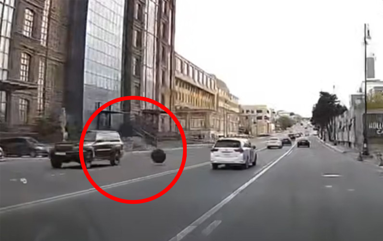 &ldquo;Nissan Patrol&rdquo;dan düşən təkər qapağı yolda təhlükə yaratdı &ndash; VİDEO