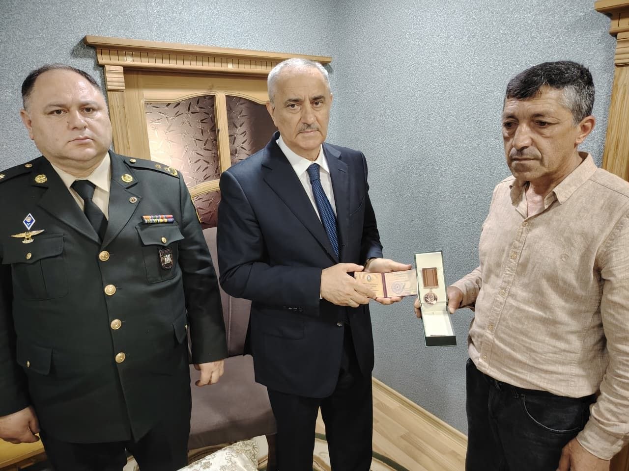 Qusarın icra başçısı aprel şəhidinin medalını ailəsinə təqdim edib - FOTO