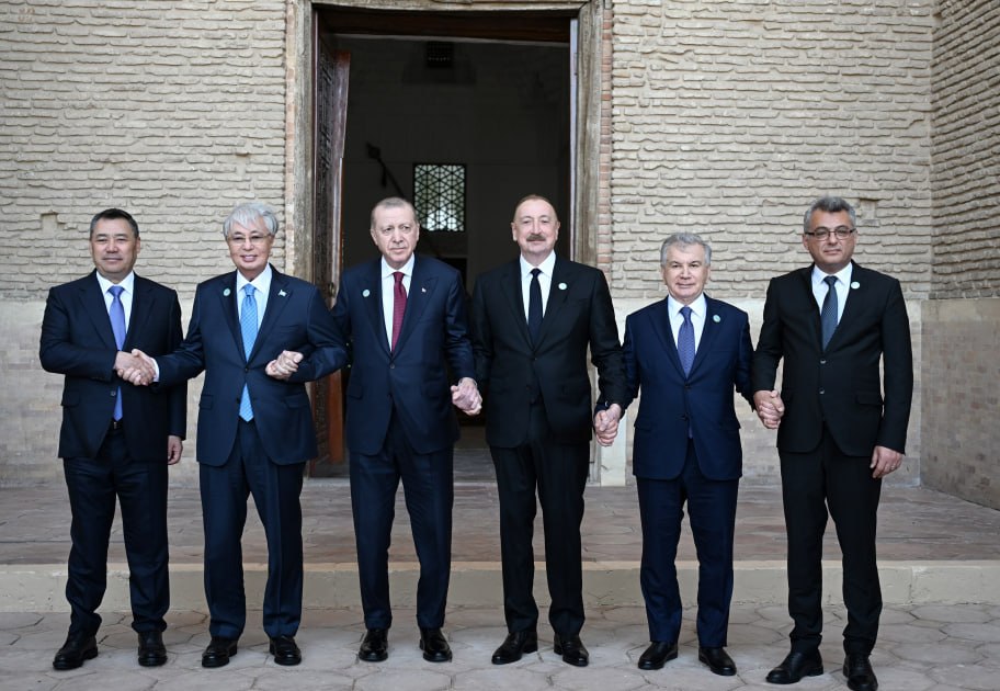 Türk Dünyasının liderləri Türküstanda əl-ələ - FOTO